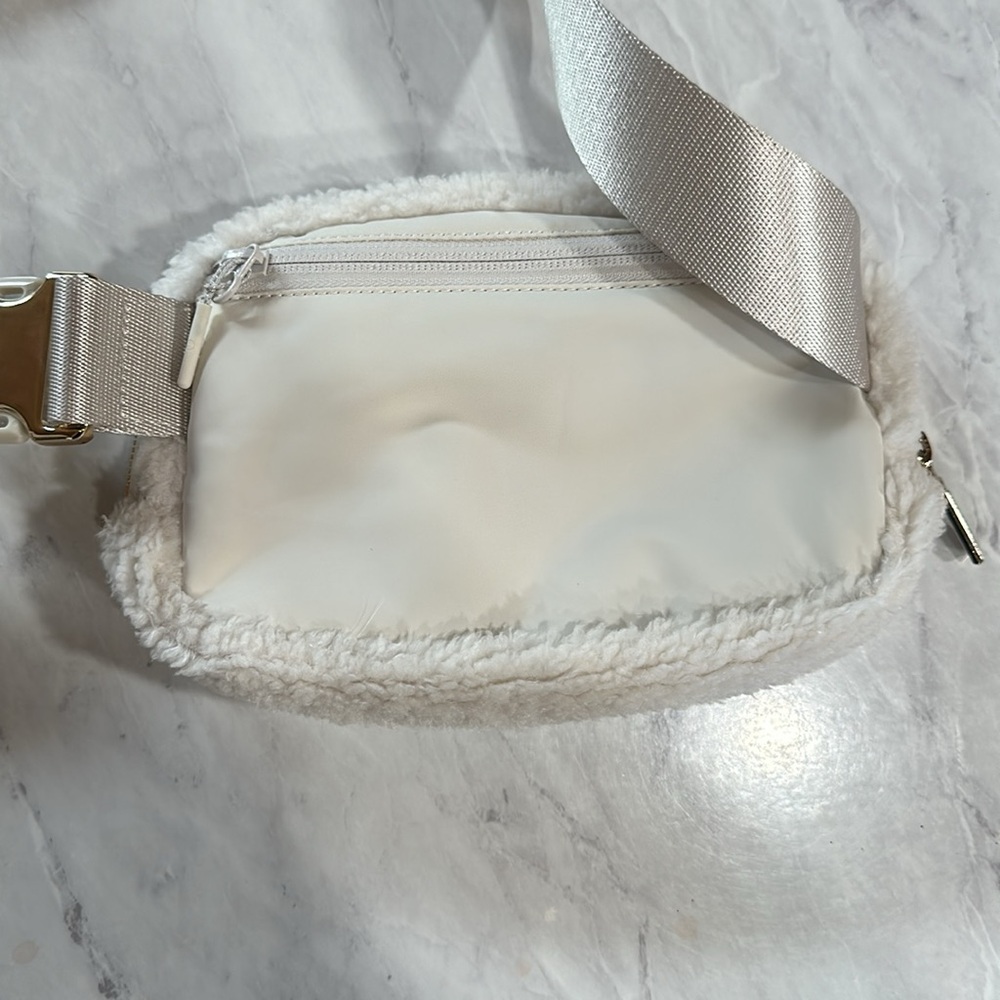 LULULEMON | Sherpa Everywhere Belt Bag - Picture 4 of 5